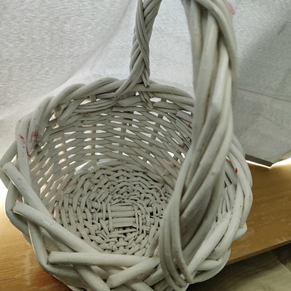 White basket - Picture 3 of 5